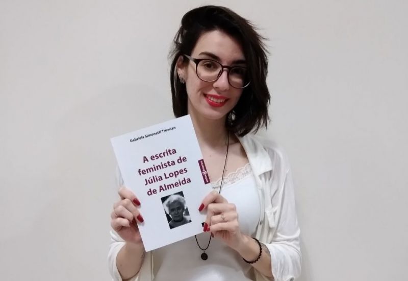 Professora do Colégio Objetivo Nova Odessa termina mestrado e lança livro sobre feminismo e literatura