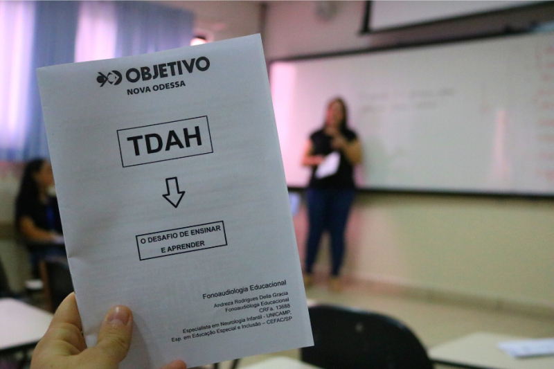 Professores do Colégio Objetivo Nova Odessa participam de palestra sobre o TDAH.
